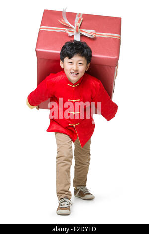 Fröhlicher Junge trägt ein großes chinesisches Neujahrsgeschenk Stockfoto