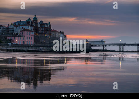 Ansicht von Cromer vom Strand bei Sonnenuntergang. Stockfoto