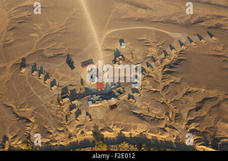 Luftaufnahme der Kulala Desert Lodge am Ufer des trockenen Flussbett des Tsauchab River, Namib-Wüste Stockfoto