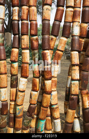 Zaun gemacht von alten, rostigen Dosen im Garten eines Restaurants, recycling, Omaruru, Namibia Stockfoto