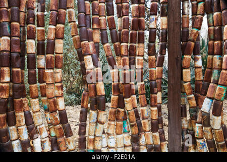 Zaun gemacht von alten, rostigen Dosen im Garten eines Restaurants, recycling, Omaruru, Namibia Stockfoto