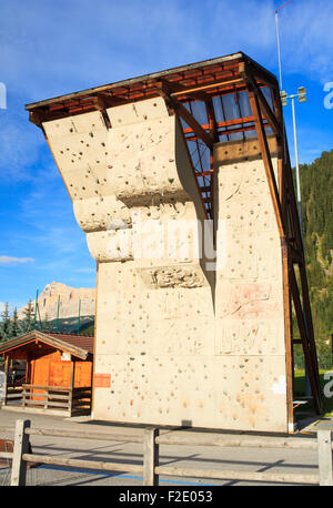 Blick auf künstliche Klettern in Corvara, Val Badia Stockfoto