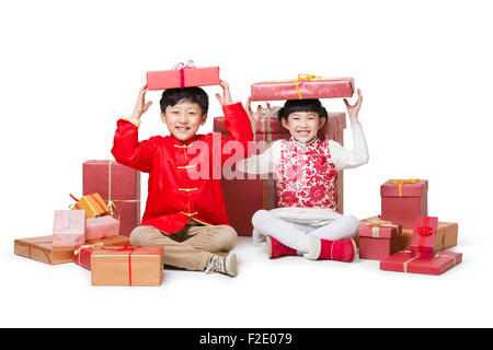 Glückliche Kinder, die viele chinesische Neujahr Geschenke erhalten Stockfoto