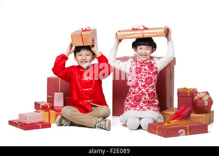 Glückliche Kinder, die viele chinesische Neujahr Geschenke erhalten Stockfoto