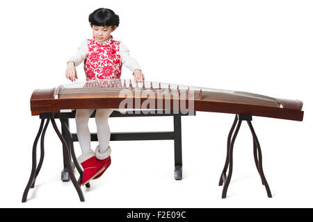 Glückliches Mädchen spielen traditionelle chinesische zither Stockfoto
