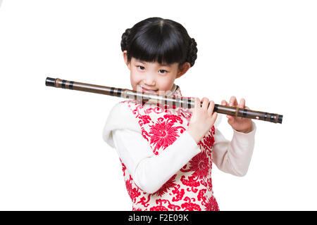 Glückliches Mädchen spielen traditionelle chinesische Flöten Stockfoto