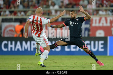 Piräus, Griechenland. 16. Sep, 2015. Piräus Esteban Cambiasso (L) und Münchner Arturo Vidal wetteifern um die Kugel während der UEFA Champions League-Gruppe F-Fußballspiel zwischen Olympiakos Piräus und dem FC Bayern München im Karaiskakis-Stadion in Piräus, Griechenland, 16. September 2015. Bildnachweis: Dpa picture Alliance/Alamy Live News Stockfoto