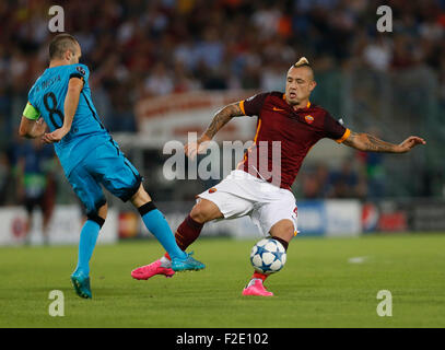 Rom, Italien. 16. Sep, 2015. Barcellona Andreas Iniesta Kampf um den Ball mit AS Roma Radja Nainggolan während der Champions League-Gruppe E-Fußballspiel im Olympiastadion in Rom 16. September 2015 Credit: Agnfoto/Alamy Live-Nachrichten Stockfoto