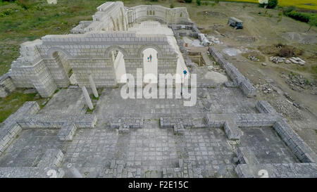 Eine Drohne-Blick auf die große Basilika Pliska, beschrieben als die Mutter aller bulgarischen Kirchen, die rekonstruiert und restauriert werden soll. Die große Basilika ist die einzige und einzigartige Kopie von San Pietro in Vincoli Kathedrale in Rom. Die bulgarische Regierung hat 255.000 Euro für das Projekt gegeben. Die Ausgrabungen sollen den Boden für die Restaurierung der großen Basilika gesetzt um die patriotischen Gefühle sowohl kulturellen Tourismus in Bulgarien zu fördern.  Pliska ist Hauptstadt des ersten bulgarischen Reiches zwischen 680 und 893 n. Chr.. Die große Basilika in Pliska war die größte Christi Stockfoto