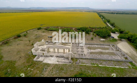 Eine Drohne-Blick auf die große Basilika Pliska, beschrieben als die Mutter aller bulgarischen Kirchen, die rekonstruiert und restauriert werden soll. Die große Basilika ist die einzige und einzigartige Kopie von San Pietro in Vincoli Kathedrale in Rom. Die bulgarische Regierung hat 255.000 Euro für das Projekt gegeben. Die Ausgrabungen sollen den Boden für die Restaurierung der großen Basilika gesetzt um die patriotischen Gefühle sowohl kulturellen Tourismus in Bulgarien zu fördern.  Pliska ist Hauptstadt des ersten bulgarischen Reiches zwischen 680 und 893 n. Chr.. Die große Basilika in Pliska war die größte Christi Stockfoto