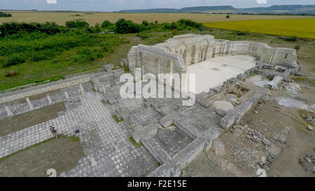 Eine Drohne-Blick auf die große Basilika Pliska, beschrieben als die Mutter aller bulgarischen Kirchen, die rekonstruiert und restauriert werden soll. Die große Basilika ist die einzige und einzigartige Kopie von San Pietro in Vincoli Kathedrale in Rom. Die bulgarische Regierung hat 255.000 Euro für das Projekt gegeben. Die Ausgrabungen sollen den Boden für die Restaurierung der großen Basilika gesetzt um die patriotischen Gefühle sowohl kulturellen Tourismus in Bulgarien zu fördern.  Pliska ist Hauptstadt des ersten bulgarischen Reiches zwischen 680 und 893 n. Chr.. Die große Basilika in Pliska war die größte Christi Stockfoto