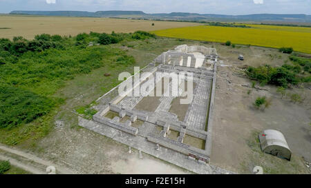 Eine Drohne-Blick auf die große Basilika Pliska, beschrieben als die Mutter aller bulgarischen Kirchen, die rekonstruiert und restauriert werden soll. Die große Basilika ist die einzige und einzigartige Kopie von San Pietro in Vincoli Kathedrale in Rom. Die bulgarische Regierung hat 255.000 Euro für das Projekt gegeben. Die Ausgrabungen sollen den Boden für die Restaurierung der großen Basilika gesetzt um die patriotischen Gefühle sowohl kulturellen Tourismus in Bulgarien zu fördern.  Pliska ist Hauptstadt des ersten bulgarischen Reiches zwischen 680 und 893 n. Chr.. Die große Basilika in Pliska war die größte Christi Stockfoto