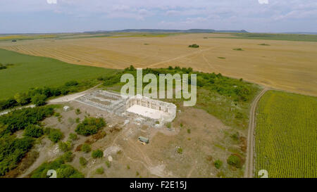 Eine Drohne-Blick auf die große Basilika Pliska, beschrieben als die Mutter aller bulgarischen Kirchen, die rekonstruiert und restauriert werden soll. Die große Basilika ist die einzige und einzigartige Kopie von San Pietro in Vincoli Kathedrale in Rom. Die bulgarische Regierung hat 255.000 Euro für das Projekt gegeben. Die Ausgrabungen sollen den Boden für die Restaurierung der großen Basilika gesetzt um die patriotischen Gefühle sowohl kulturellen Tourismus in Bulgarien zu fördern.  Pliska ist Hauptstadt des ersten bulgarischen Reiches zwischen 680 und 893 n. Chr.. Die große Basilika in Pliska war die größte Christi Stockfoto