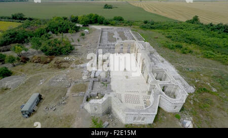 Eine Drohne-Blick auf die große Basilika Pliska, beschrieben als die Mutter aller bulgarischen Kirchen, die rekonstruiert und restauriert werden soll. Die große Basilika ist die einzige und einzigartige Kopie von San Pietro in Vincoli Kathedrale in Rom. Die bulgarische Regierung hat 255.000 Euro für das Projekt gegeben. Die Ausgrabungen sollen den Boden für die Restaurierung der großen Basilika gesetzt um die patriotischen Gefühle sowohl kulturellen Tourismus in Bulgarien zu fördern.  Pliska ist Hauptstadt des ersten bulgarischen Reiches zwischen 680 und 893 n. Chr.. Die große Basilika in Pliska war die größte Christi Stockfoto