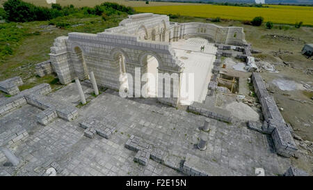 Eine Drohne-Blick auf die große Basilika Pliska, beschrieben als die Mutter aller bulgarischen Kirchen, die rekonstruiert und restauriert werden soll. Die große Basilika ist die einzige und einzigartige Kopie von San Pietro in Vincoli Kathedrale in Rom. Die bulgarische Regierung hat 255.000 Euro für das Projekt gegeben. Die Ausgrabungen sollen den Boden für die Restaurierung der großen Basilika gesetzt um die patriotischen Gefühle sowohl kulturellen Tourismus in Bulgarien zu fördern.  Pliska ist Hauptstadt des ersten bulgarischen Reiches zwischen 680 und 893 n. Chr.. Die große Basilika in Pliska war die größte Christi Stockfoto