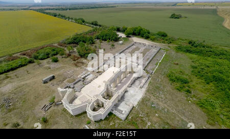 Eine Drohne-Blick auf die große Basilika Pliska, beschrieben als die Mutter aller bulgarischen Kirchen, die rekonstruiert und restauriert werden soll. Die große Basilika ist die einzige und einzigartige Kopie von San Pietro in Vincoli Kathedrale in Rom. Die bulgarische Regierung hat 255.000 Euro für das Projekt gegeben. Die Ausgrabungen sollen den Boden für die Restaurierung der großen Basilika gesetzt um die patriotischen Gefühle sowohl kulturellen Tourismus in Bulgarien zu fördern.  Pliska ist Hauptstadt des ersten bulgarischen Reiches zwischen 680 und 893 n. Chr.. Die große Basilika in Pliska war die größte Christi Stockfoto