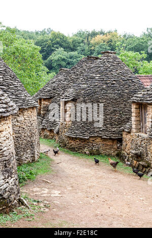 'du Breuil' Hütten in der Nähe von Sarlat (Frankreich). Diese ungeheuerer Steinhütten sind alte landwirtschaftliche Anlagen. Les Cabanes du Breuil. Stockfoto