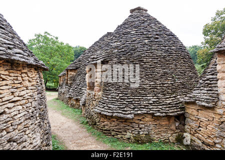 'du Breuil' Hütten in der Nähe von Sarlat (Frankreich). Diese ungeheuerer Steinhütten sind alte landwirtschaftliche Anlagen. Les Cabanes du Breuil. Stockfoto