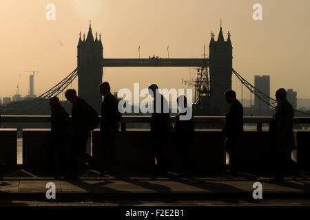 Heute werden die heißesten Tag, morgen Pendler auf dem Weg zu ihrer Arbeit in London, England Stockfoto