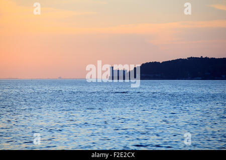 Ansicht von Schloss Miramare bei Sonnenuntergang, Triest Stockfoto