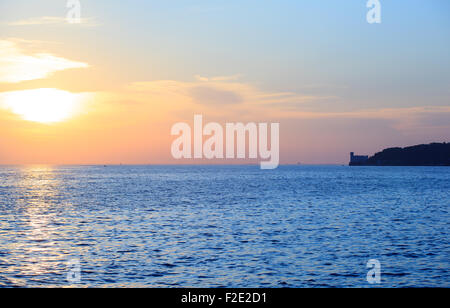 Ansicht von Schloss Miramare bei Sonnenuntergang, Triest Stockfoto