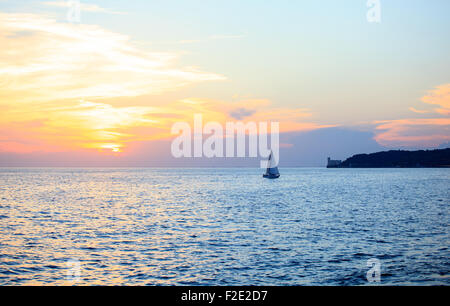 Ansicht von Schloss Miramare bei Sonnenuntergang, Triest Stockfoto