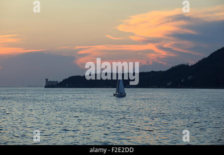 Ansicht von Schloss Miramare bei Sonnenuntergang, Triest Stockfoto