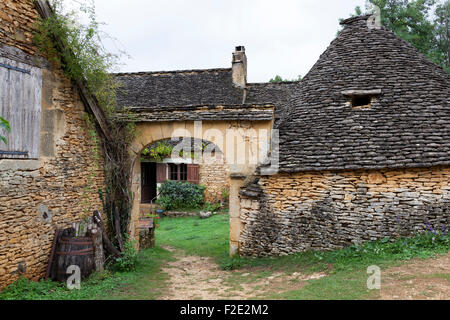 "Du Breuil" Hütten und die Farm in der Nähe von Sarlat la Canéda (Dordogne - Frankreich). Les Cabanes du Breuil et la Ferme Près de Sarlat. Stockfoto