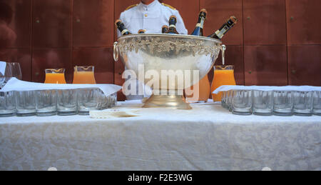 Buffet, Weinflaschen in Silber kaltes Eis Eimer Stockfoto