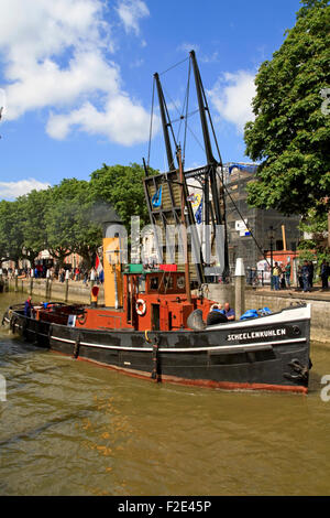 DORDRECHT, Niederlande - 2. Juni 2012: Dordrecht im Dampf, der größte Dampf-Power-Ereignis in Europa. Schiff, Scheelenkuhlen verlassen Stockfoto