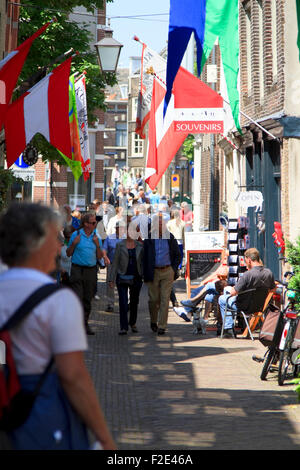 DORDRECHT, Niederlande - 2. Juni 2012: Dordrecht im Dampf, der größte Dampf-Power-Ereignis in Europa. Besucher auf Vleeshou einkaufen Stockfoto