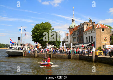 DORDRECHT, Niederlande - 2. Juni 2012: Dordrecht im Dampf, der größte Dampf-Power-Ereignis in Europa. Festival-Besucher auf die Groo Stockfoto