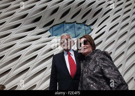 Los Angeles, Kalifornien, USA. 16. Sep, 2015. Eli und Edythe Broad vor der Breite, das Museum für zeitgenössische Kunst, sie in der Pressevorschau in Downtown Los Angeles, CA, USA Bauten, 16. September 2015 Credit: Kayte Deioma/Alamy Live News Stockfoto