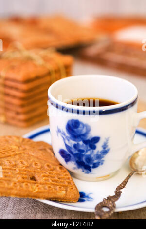 Eine Tasse Kaffee mit traditionellen niederländischen "Spekulatius" (gewürzte Mürbeteig Cookies). Authentischen hölzernen Ausstechformen speziell Stockfoto