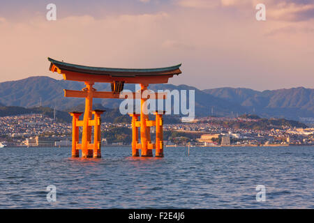 Das berühmte Torii-Tor des Itsukushima-Schrein (厳島神社) auf Miyajima (厳島). Am Sonnenuntergang fotografiert. Stockfoto