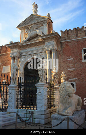 Statuen, Eingang des Arsenale in Venedig, Italien Stockfoto