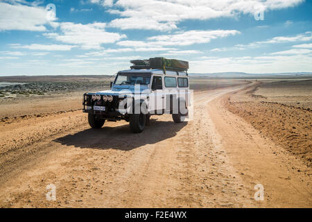 Land Rover Defender 110 fahren auf der Straße in Namibia, Afrika Stockfoto