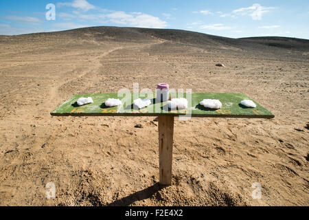 Salzkristalle zum Verkauf auf der Straße in Namibia, Afrika Stockfoto