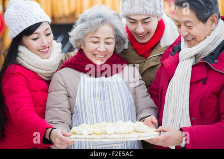 Glückliche Familie mit chinesischen Teigtaschen Stockfoto