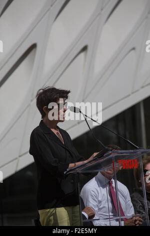 Los Angeles, Kalifornien, USA. 16. Sep, 2015. Elizabeth Diller, Chefarchitekt von der breiten, sprechen vor dem Gebäude sie in der Pressevorschau entwarf 16. September 2015 vor der öffentlichen Eröffnung des Museums in Downtown Los Angeles, CA, USA am 20. September 2015 Credit: Kayte Deioma/Alamy Live News Stockfoto