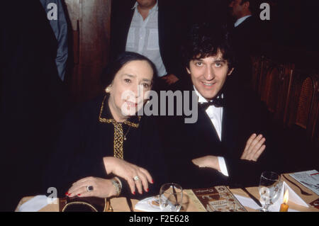 Der Deutsche Schauspieler Und Fernsehmoderator Ilja Richter Mit Seiner Mutter Eva, 1980er Jahre Deutschland. Deutscher Schauspieler und TV-Moderator Ilja Richter mit seiner Mutter Eva, Deutschland der 1980er Jahre. 24x36DiaV100 Stockfoto