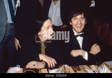 Der Deutsche Schauspieler Und Fernsehmoderator Ilja Richter Mit Seiner Mutter Eva, 1980er Jahre Deutschland. Deutscher Schauspieler und TV-Moderator Ilja Richter mit seiner Mutter Eva, Deutschland der 1980er Jahre. 24x36DiaV100 Stockfoto