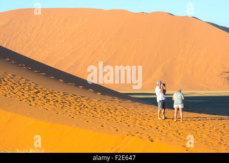 Menschen zu Fuß auf der Düne 45 in der Wüste in Namibia, Afrika Stockfoto