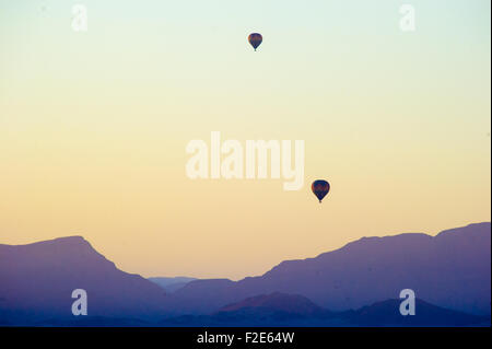 Heißluftballons schweben über Namib-Naukluft-Nationalpark, Namibia Afrika Stockfoto