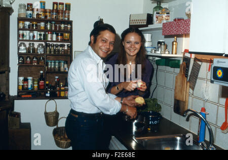 Der Deutsche Synchronsprecher Und Schauspieler Oliver Grimm Mit Freundin Sabine Biber, 1980er Jahre Deutschland. Deutsche Synchronsprecher Schauspieler Oliver Grimm mit Freundin Sabine Biber, Deutschland der 1980er Jahre. 24x36Dia217 Stockfoto