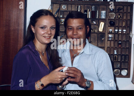 Der Deutsche Synchronsprecher Und Schauspieler Oliver Grimm Mit Freundin Sabine Biber, 1980er Jahre Deutschland. Deutsche Synchronsprecher Schauspieler Oliver Grimm mit Freundin Sabine Biber, Deutschland der 1980er Jahre. 24x36Dia217 Stockfoto