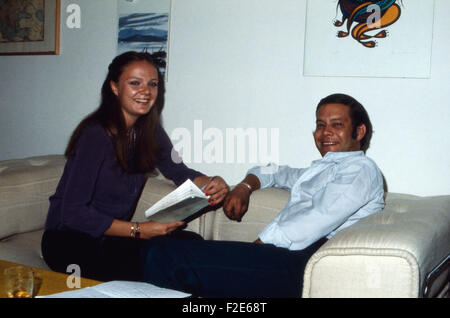 Der Deutsche Synchronsprecher Und Schauspieler Oliver Grimm Mit Freundin Sabine Biber, 1980er Jahre Deutschland. Deutsche Synchronsprecher Schauspieler Oliver Grimm mit Freundin Sabine Biber, Deutschland der 1980er Jahre. 24x36Dia219 Stockfoto