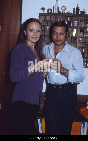 Der Deutsche Synchronsprecher Und Schauspieler Oliver Grimm Mit Freundin Sabine Biber, 1980er Jahre Deutschland. Deutsche Synchronsprecher Schauspieler Oliver Grimm mit Freundin Sabine Biber, Deutschland der 1980er Jahre. 24x36Dia219 Stockfoto