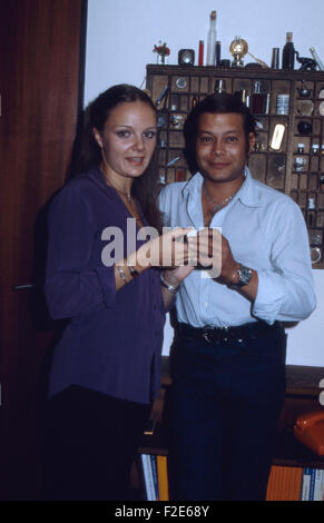 Der Deutsche Synchronsprecher Und Schauspieler Oliver Grimm Mit Freundin Sabine Biber, 1980er Jahre Deutschland. Deutsche Synchronsprecher Schauspieler Oliver Grimm mit Freundin Sabine Biber, Deutschland der 1980er Jahre. 24x36Dia220 Stockfoto