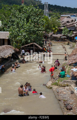 Menschen, die in natürlichen heißen Quellen baden. Stockfoto